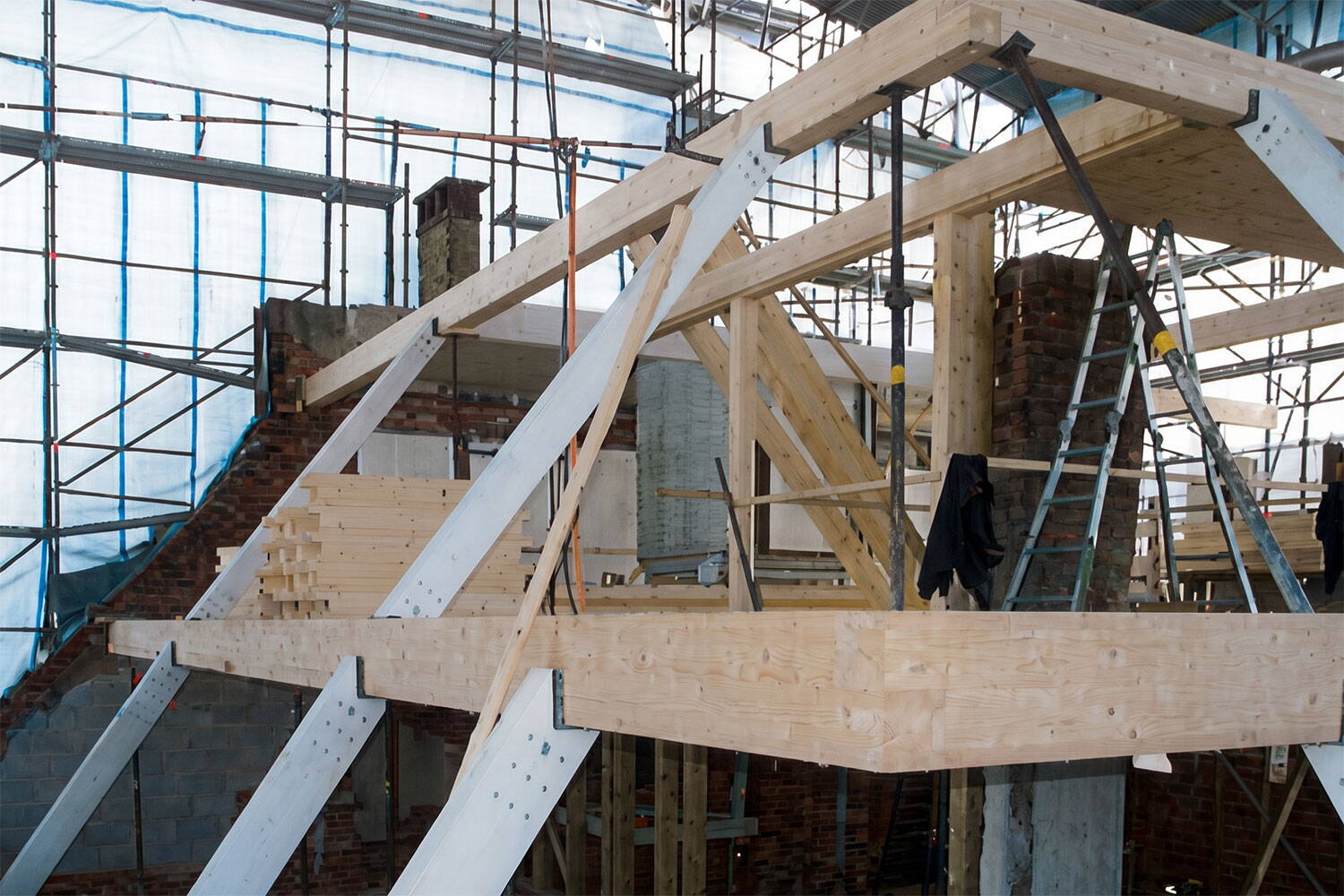Altbauweise Zentralschweiz_Dettling-Partner-Architekten_Umbau Ansicht der Dachkonstruktion mit den Hauptträgern des Dachgeschosses.