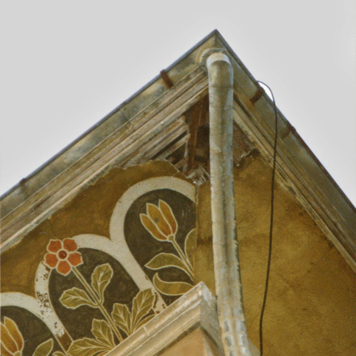 Der Übergang von der Fassade ins Mansardendach ist dreiseitig mit Malereien verziert. Auch hier sind einige Anstrengungen notwendig, um die Untersicht zu restaurieren. 