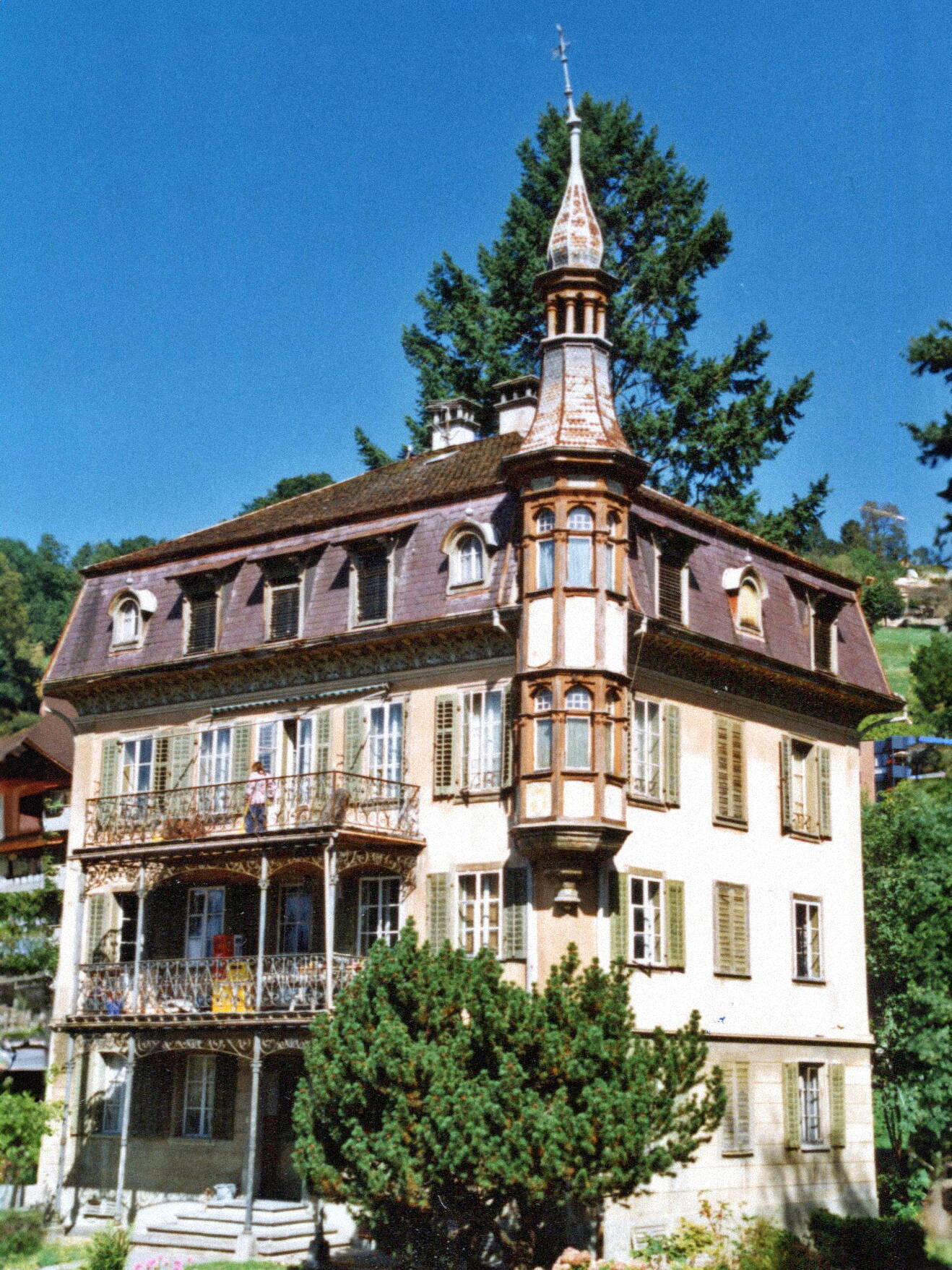 Erste Aufnahmen der Fassade zu Planungsbeginn im September 1998. Das Haus von Südost mit dem kenn­zeichnenden Erkertürmli und dem schmiedeeisernen Balkon.