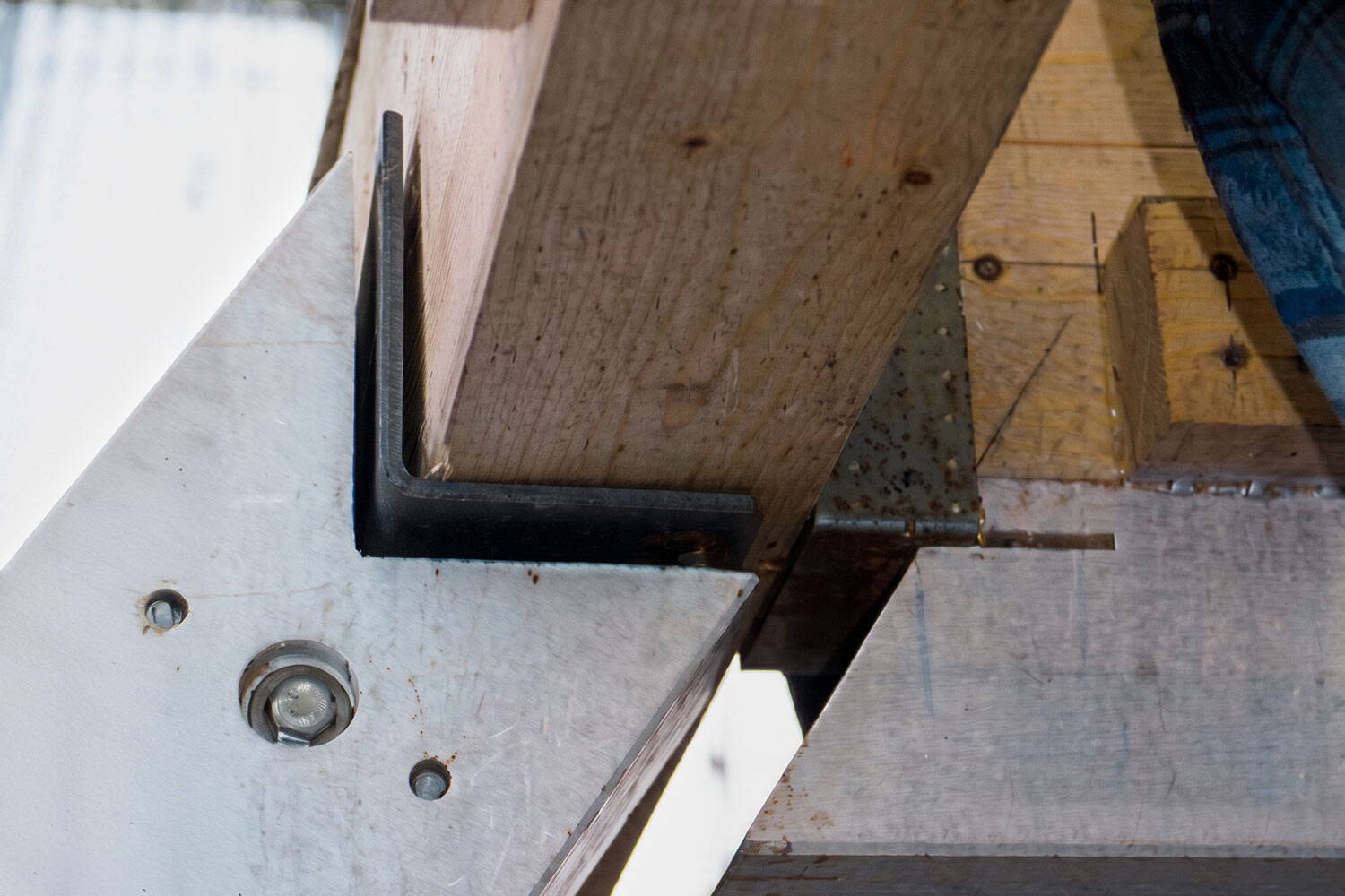 Altbauweise Zentralschweiz_Dettling-Partner-Architekten_Umbau Gut sichtbar ist hier, dass Nagelbleche, Stahlwinkel und Passschrauben zur Verbindung verwendet werden.