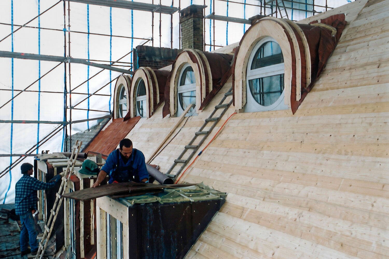 Altbauweise Zentralschweiz_Dettling-Partner-Architekten_Umbau Das Steildach wird mit einer 27 mm starken Schalung eingedeckt, auf der dann der Dachaufbau befestigt wird.