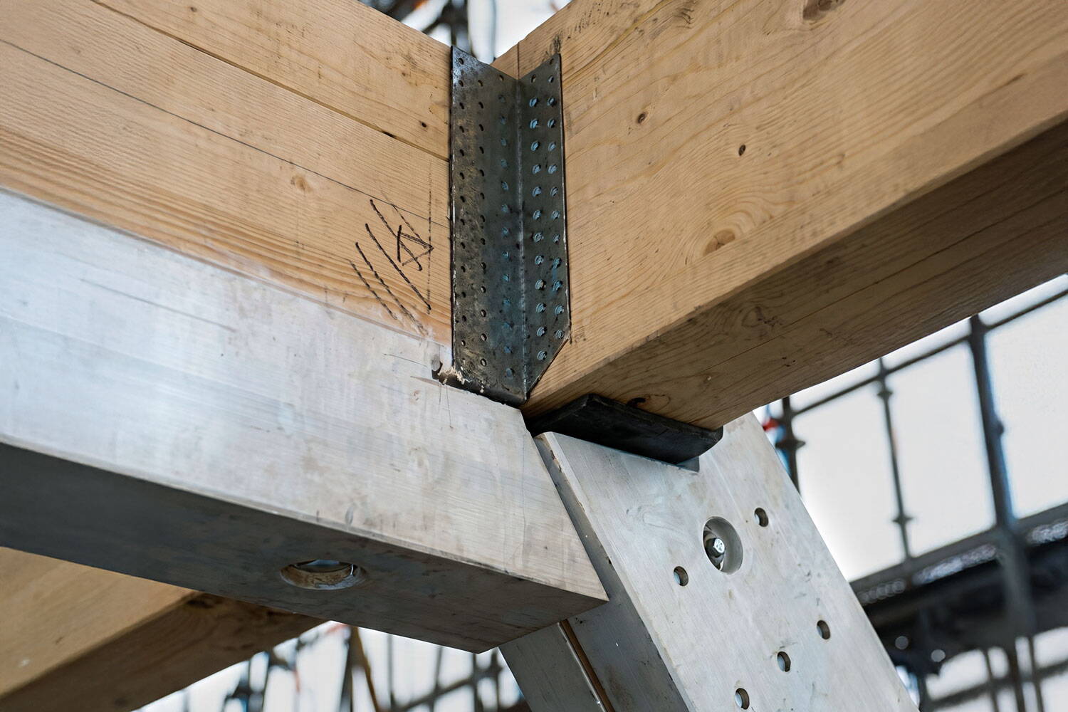 Altbauweise Zentralschweiz_Dettling-Partner-Architekten_Umbau Detailaufnahme des Anschlusses der horizontalen BSH-Träger an den diagonalen BSH-Binder.