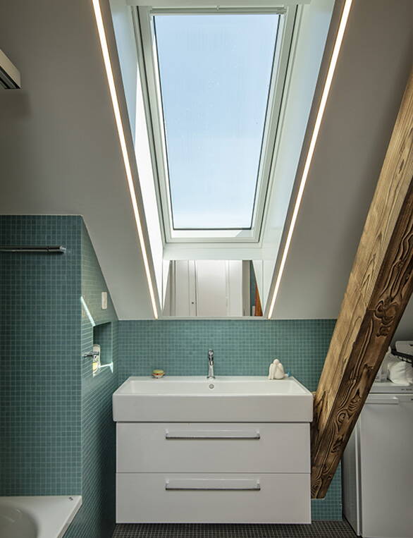 Das eingebaute Dachfenster sorgt für natürliches Licht im Badezimmer.