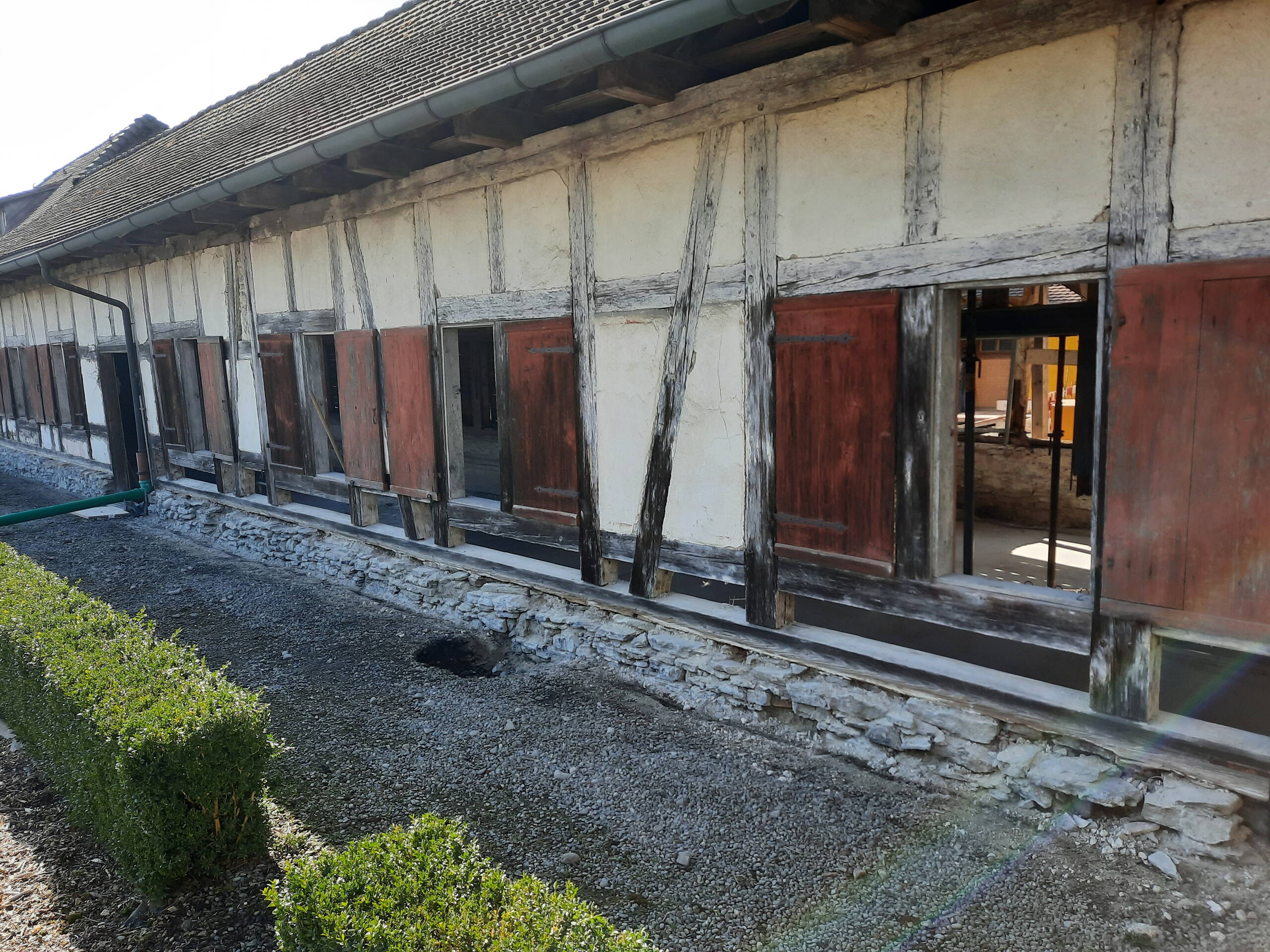 Fachwerkfassade des Sommerhauses vor der Sanierung.