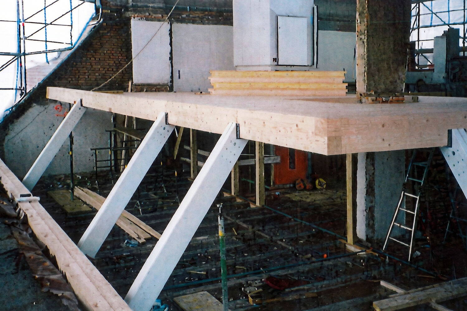 Altbauweise Zentralschweiz_Dettling-Partner-Architekten_Umbau Die Lignatur-Elemente werden verlegt. Es entsteht sofort ein Boden, auf dem gefahrlos gearbeitet werden kann.